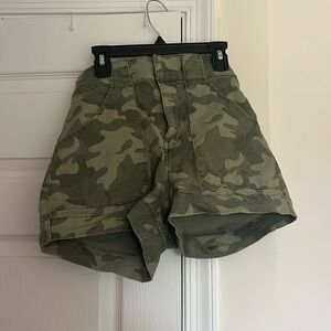 hollister high rise camo shorts, size 3